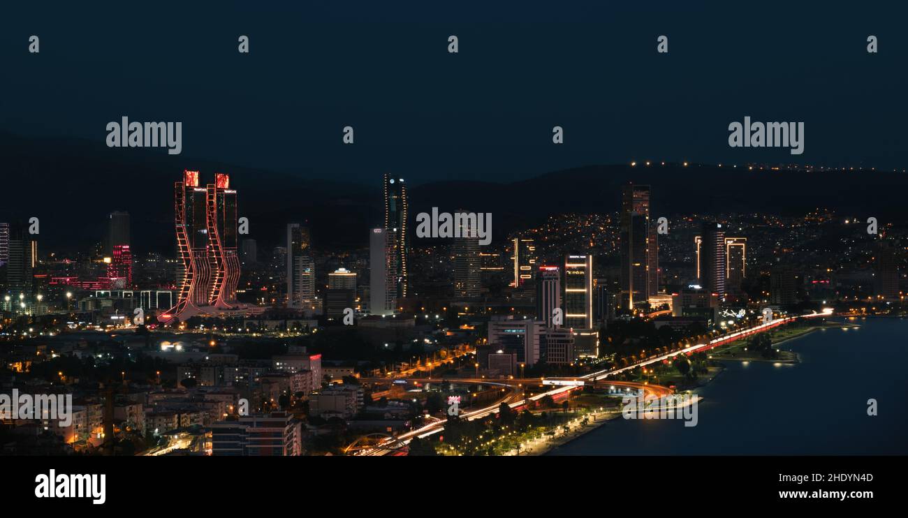 Izmir, Turchia - 26 settembre 2021: Vista notturna del paesaggio della baia di Izmir. Le torri Folkart, la torre Mistral, Ege Perla e gli altri grattacieli nella scen Foto Stock