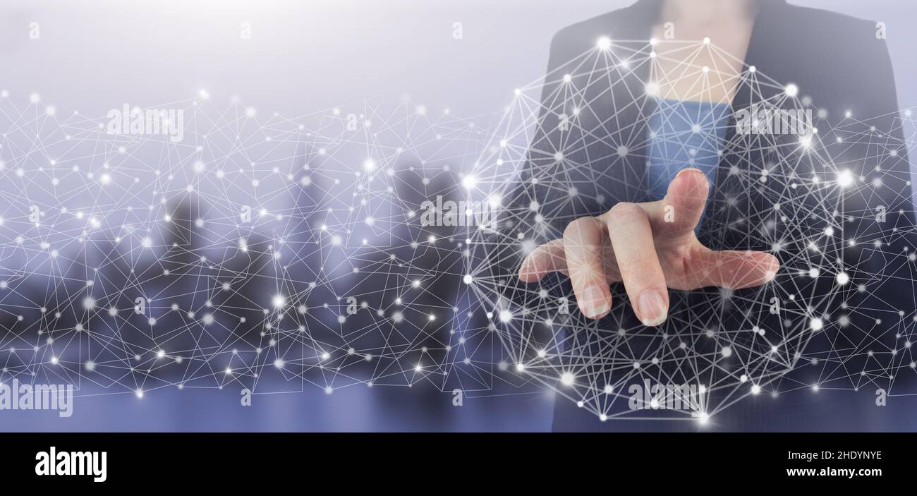 Database globale e intelligenza artificiale. Mano touch schermo digitale ologramma intelligenza artificiale segno sulla città luce sfocata sfondo. Neurale Foto Stock