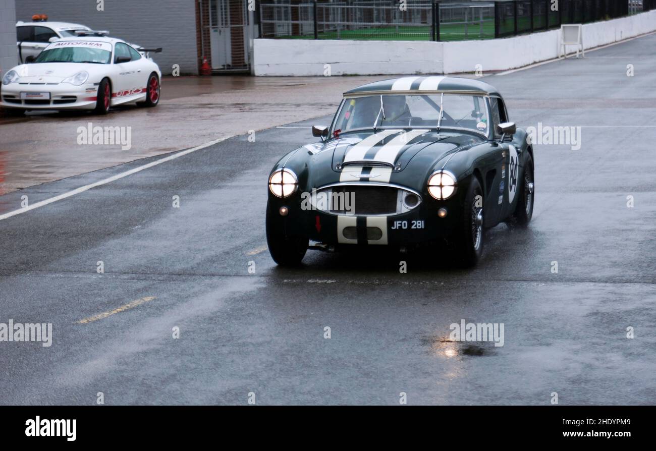 Rick e Joe Willmott, qualificandosi per il RAC Club Tourist Trophy for Historic Cars (Pre '63 GT) nel loro Dark Green, 1959, Austin-Healey 3000 Foto Stock