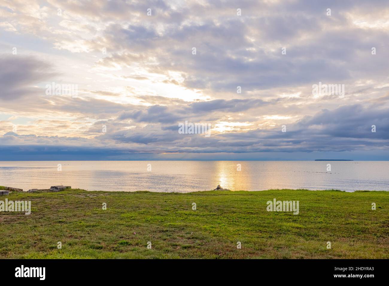 Au Gres, Michigan, USA - 23 ottobre 2021: Vista dell'alba sulla Saginaw Bay al lago Huron Foto Stock