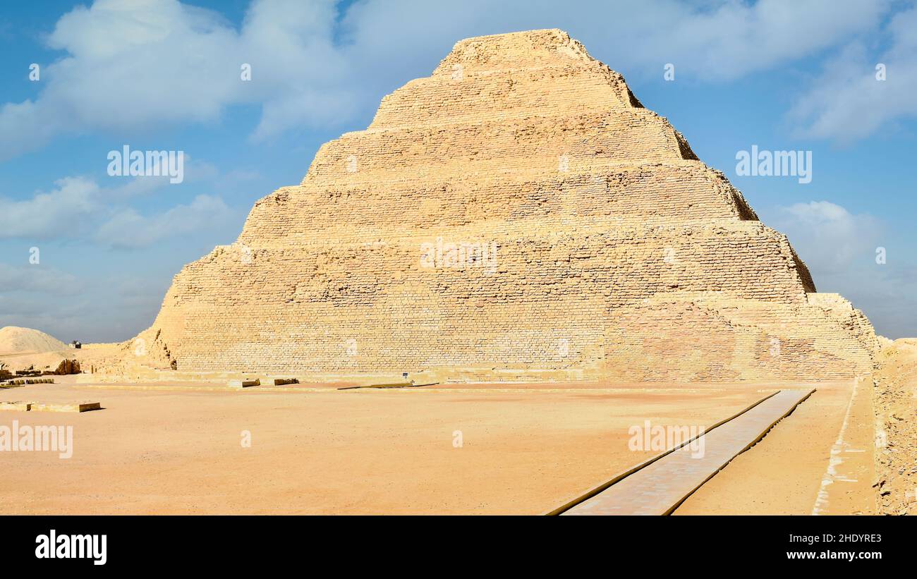 La più antica piramide a gradini in Egitto, progettata da Imhotep per il re Djoser, si trova a Saqqara, un antico buri Foto Stock