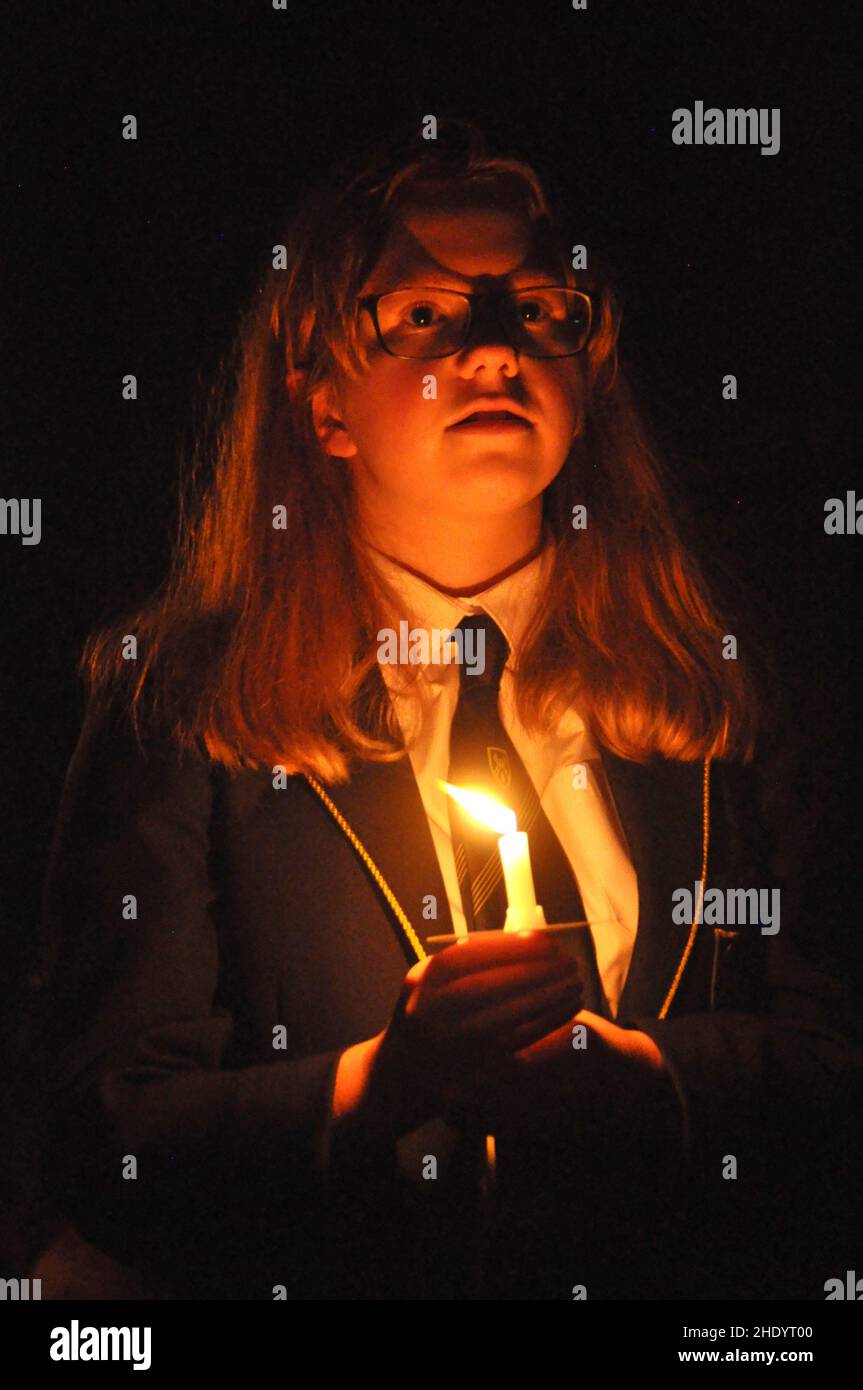 La studentessa canta al concerto di caramelle in chiesa Foto Stock