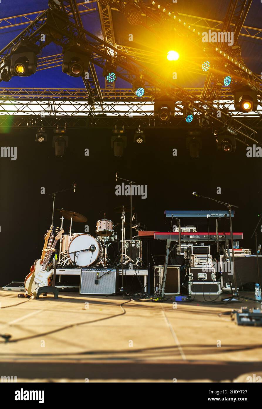 Strumenti musicali sul palco prima del concerto. Foto Stock