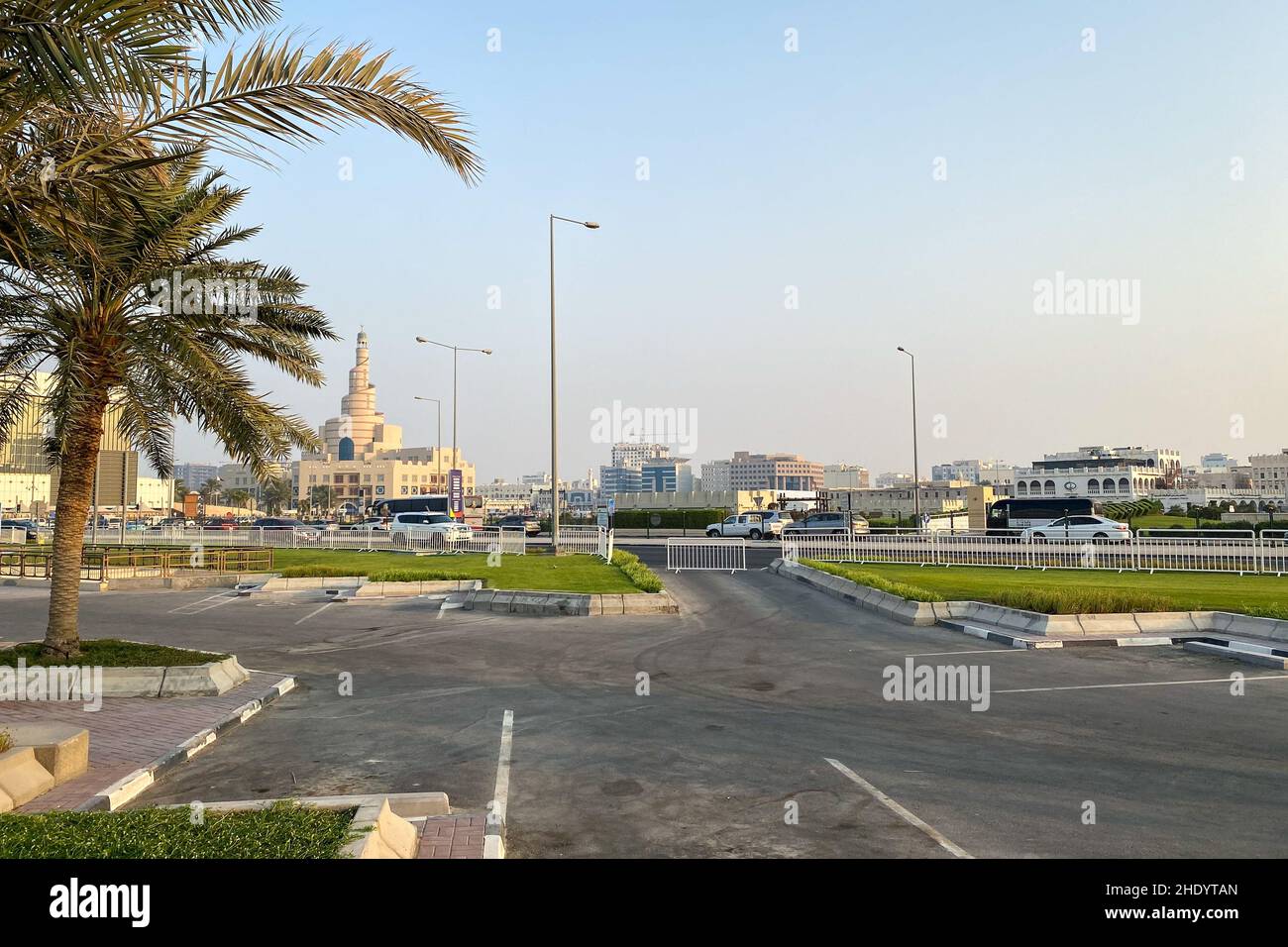 Città vecchia città di Doha, Qatar con al Fanal edificio e Qatar Islamic Cultural Center contro il cielo blu Foto Stock