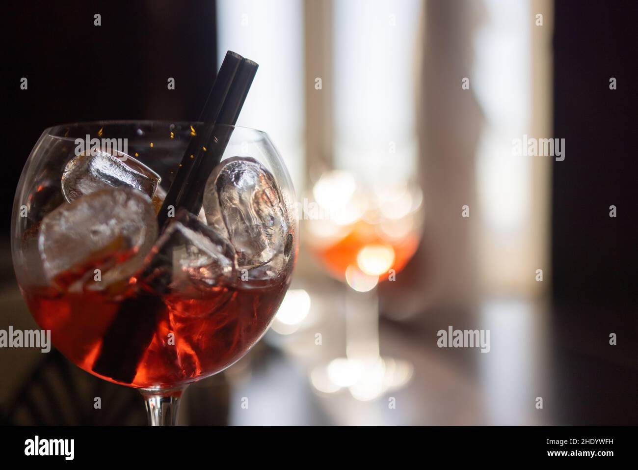 Bicchiere di scotch whiskey e ghiaccio sullo sfondo del bar Foto Stock