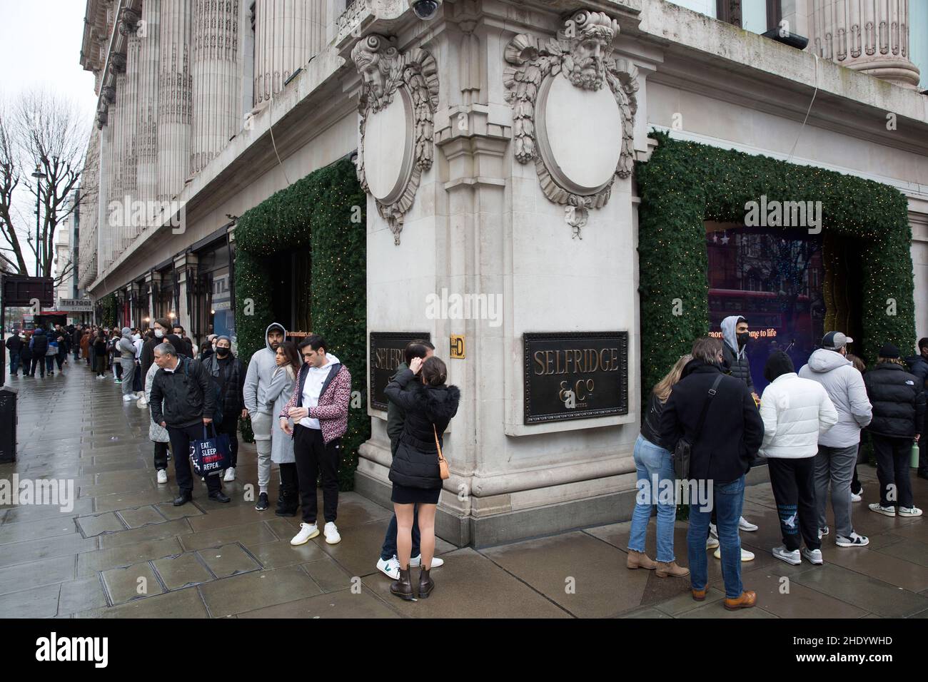 Le persone si accodano al di fuori del grande magazzino Selfridges prima dell'apertura il giorno di Santo Stefano, nonostante le condizioni meteorologiche su Oxford Street a Londra. Foto Stock