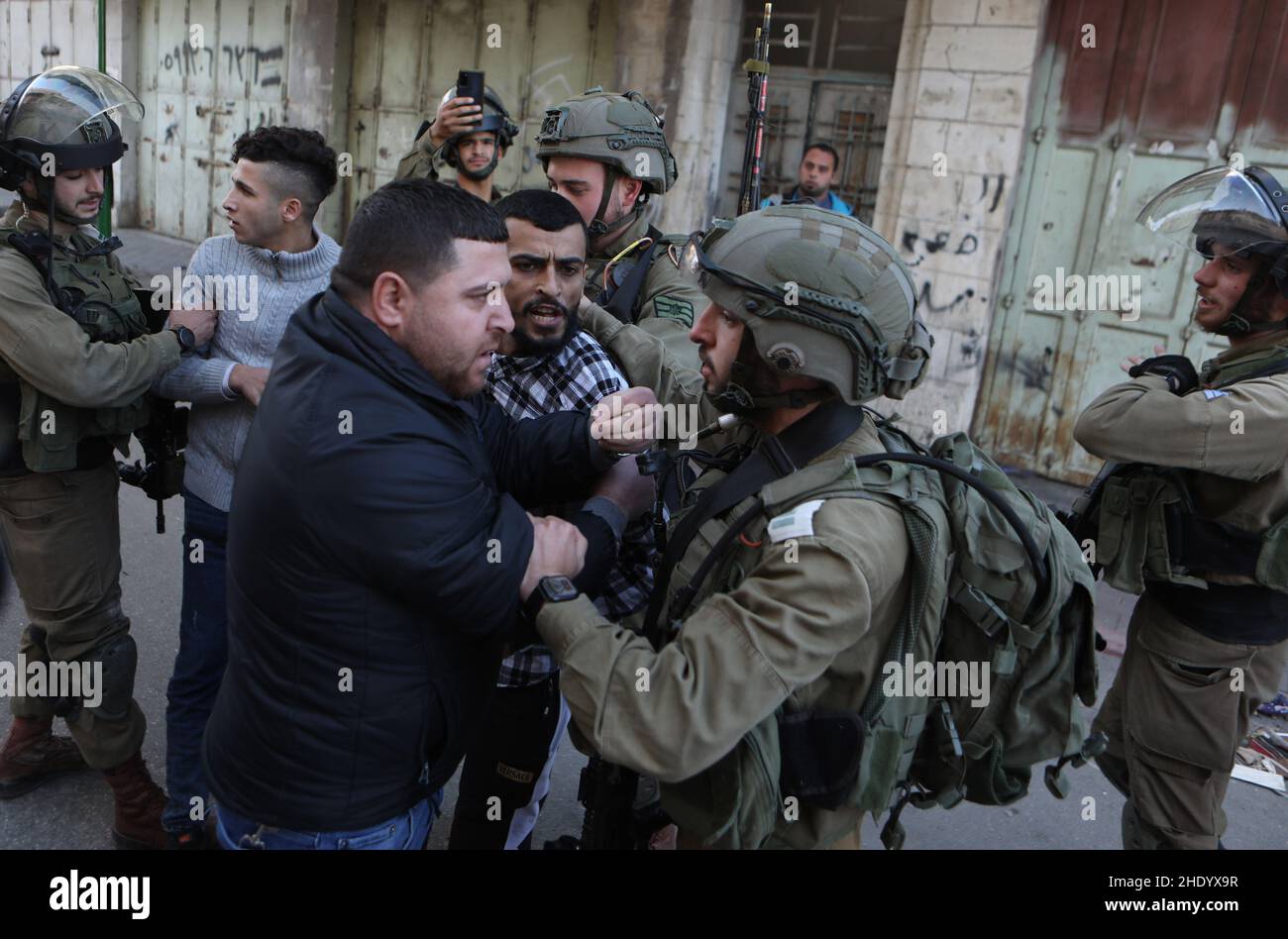 Hebron. 7th Jan 2022. I soldati israeliani trattengono i manifestanti durante gli scontri a seguito di una protesta contro l'espansione degli insediamenti ebraici nella città di Hebron, in Cisgiordania, il 7 gennaio 2022. Credit: Mamoun Wazwaz/Xinhua/Alamy Live News Foto Stock