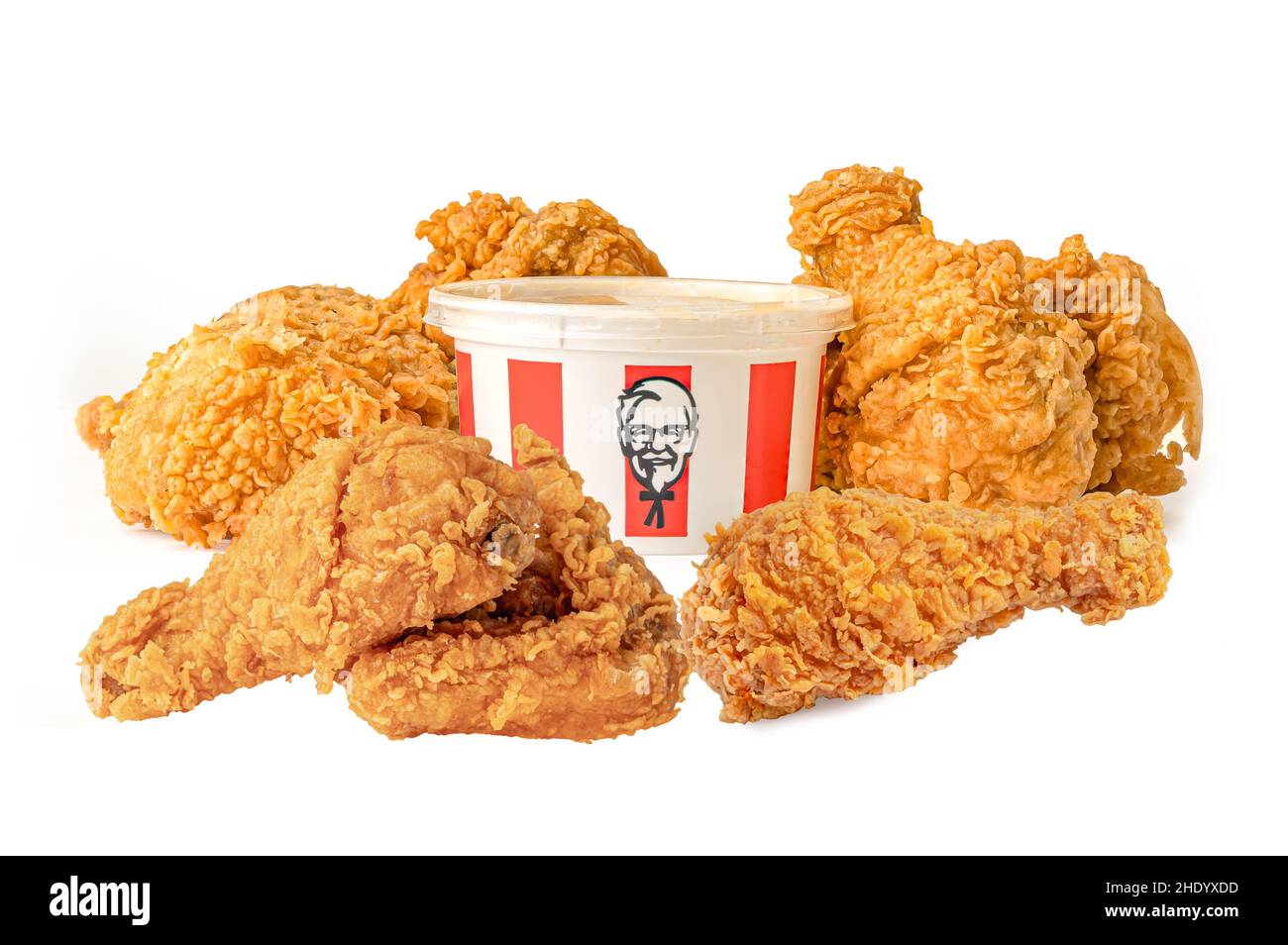 Bangkok, Thailandia - 01 agosto 2020 KFC Chicken, Kentucky Fried Chicken con logo di marca, fast food isolato su sfondo bianco con percorso di clipping. Foto Stock