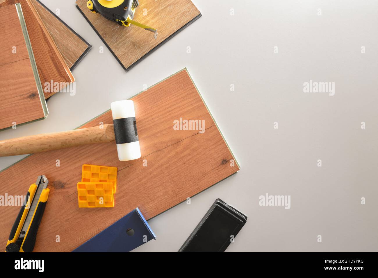 Materiale e utensili per installazione parquet di fondo su piano tavolo bianco Foto Stock