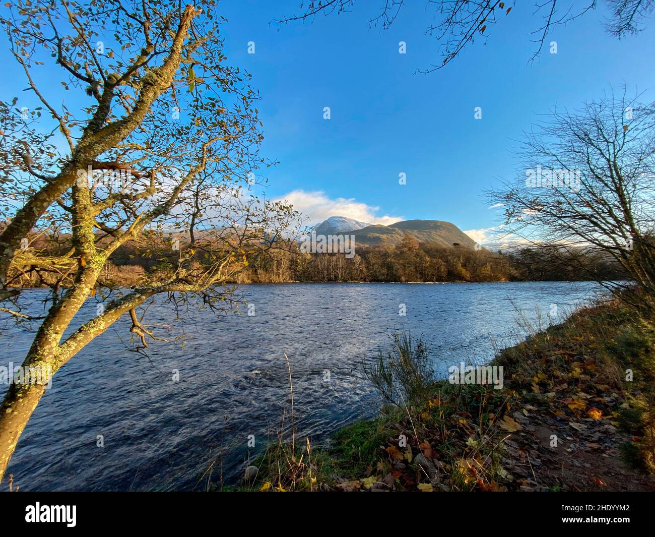 Ben Nevis, la montagna più alta delle Isole britanniche, vista attraverso l'acqua di Nevis, un fiume che scorre in Loch Linnhe, un lago marino a Lochaber, Scotl Foto Stock