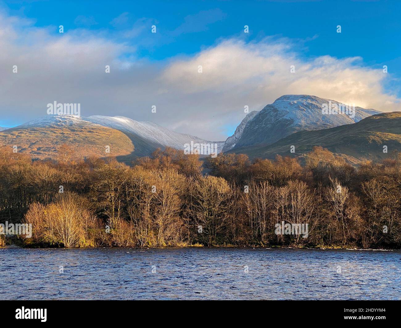 Ben Nevis, la montagna più alta delle Isole britanniche, vista attraverso l'acqua di Nevis, un fiume che scorre in Loch Linnhe, un lago marino a Lochaber, Scotl Foto Stock