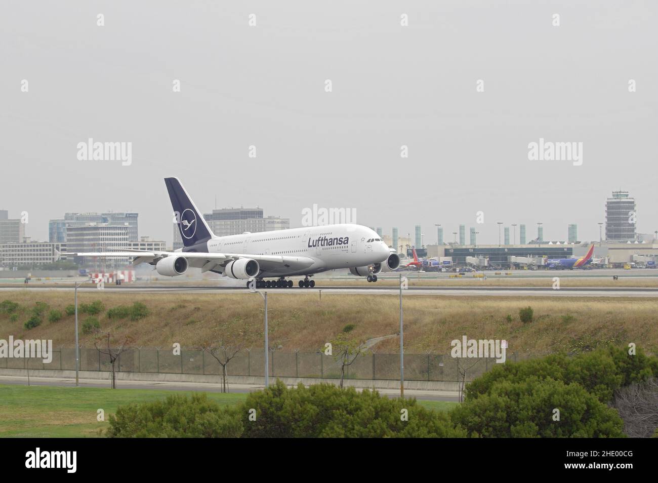 Lufthansa Airbus A380-841 con registrazione D-AIMG in arrivo all'aeroporto internazionale di Los Angeles (LAX). Foto Stock