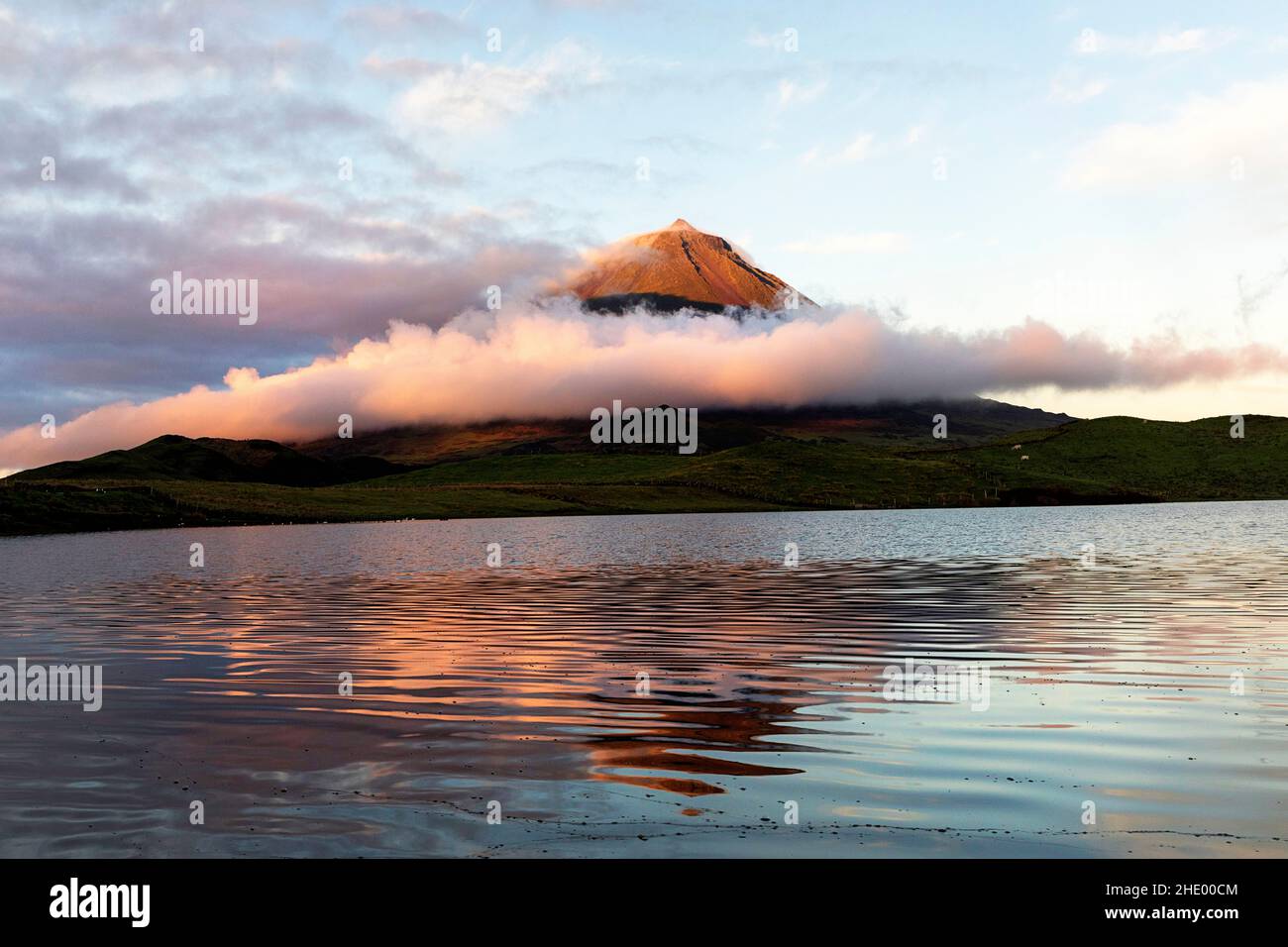 Superficie del lago e prima luce del sole che cade su Ponta da Pico, sull'isola di Pico, Lagoa do Capitão, Azzorre, Portogallo Foto Stock