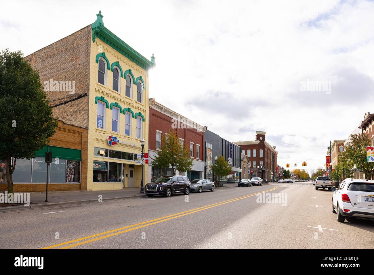 Big Rapids, Michigan, USA - 22 ottobre 2021: L'area storica del centro come visto su Michigan Avenue Foto Stock