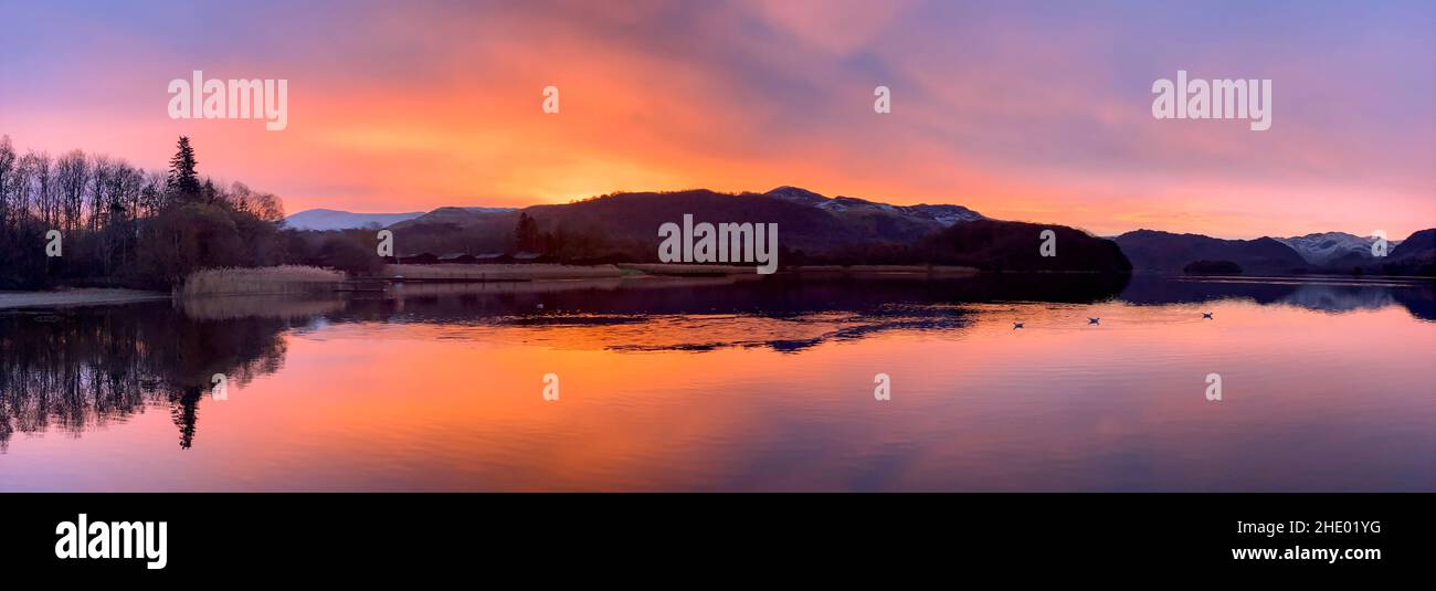 Dawn luce del sole in inverno a Derwent acqua vicino Keswick nel Lake District in Cumbria, Regno Unito. Foto Stock