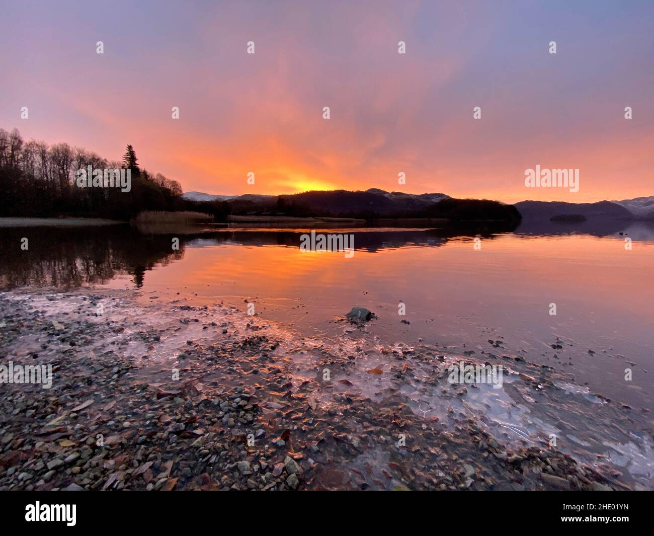 Dawn luce del sole in inverno a Derwent acqua vicino Keswick nel Lake District in Cumbria, Regno Unito. Foto Stock