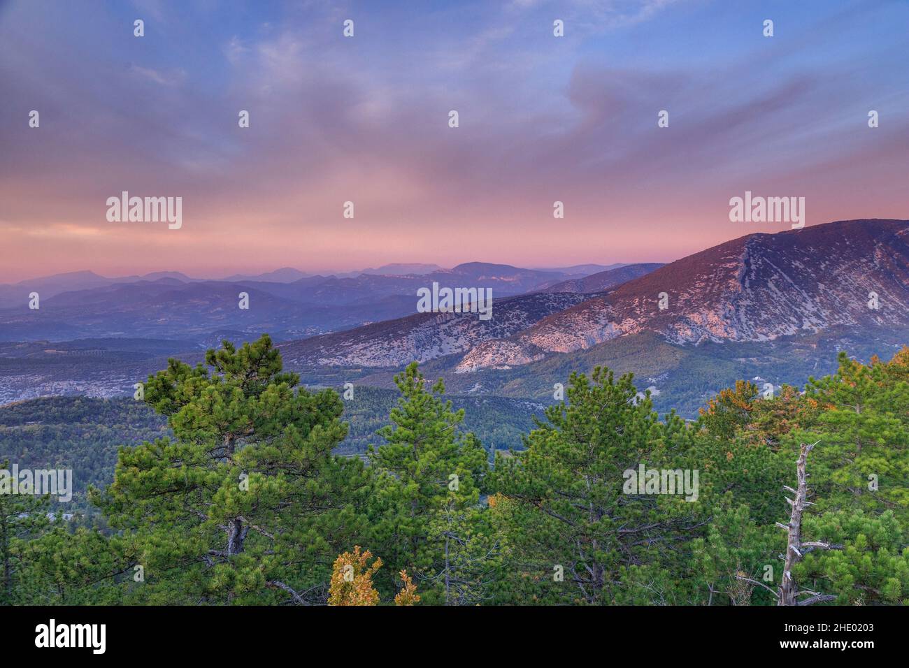 Francia, Vaucluse, Parc Naturel Regional du Mont Ventoux (Parco Naturale Regionale del Mont Ventoux), Bedouin, vista sui Monts du Vaucluse e le pendici nord Foto Stock