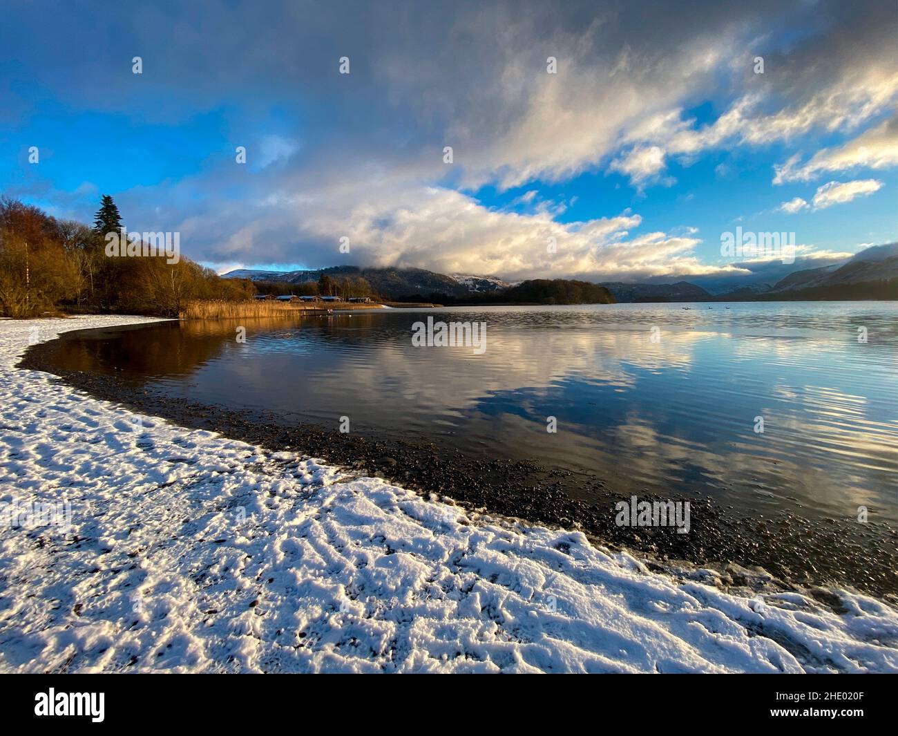 Inverno a Derwent acqua vicino Keswick nel Lake District in Cumbria, Regno Unito. Foto Stock