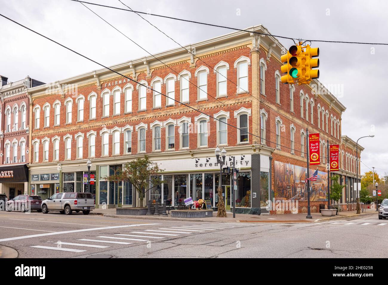 Big Rapids, Michigan, USA - 22 ottobre 2021: La zona storica del centro come visto su Maple Street Foto Stock