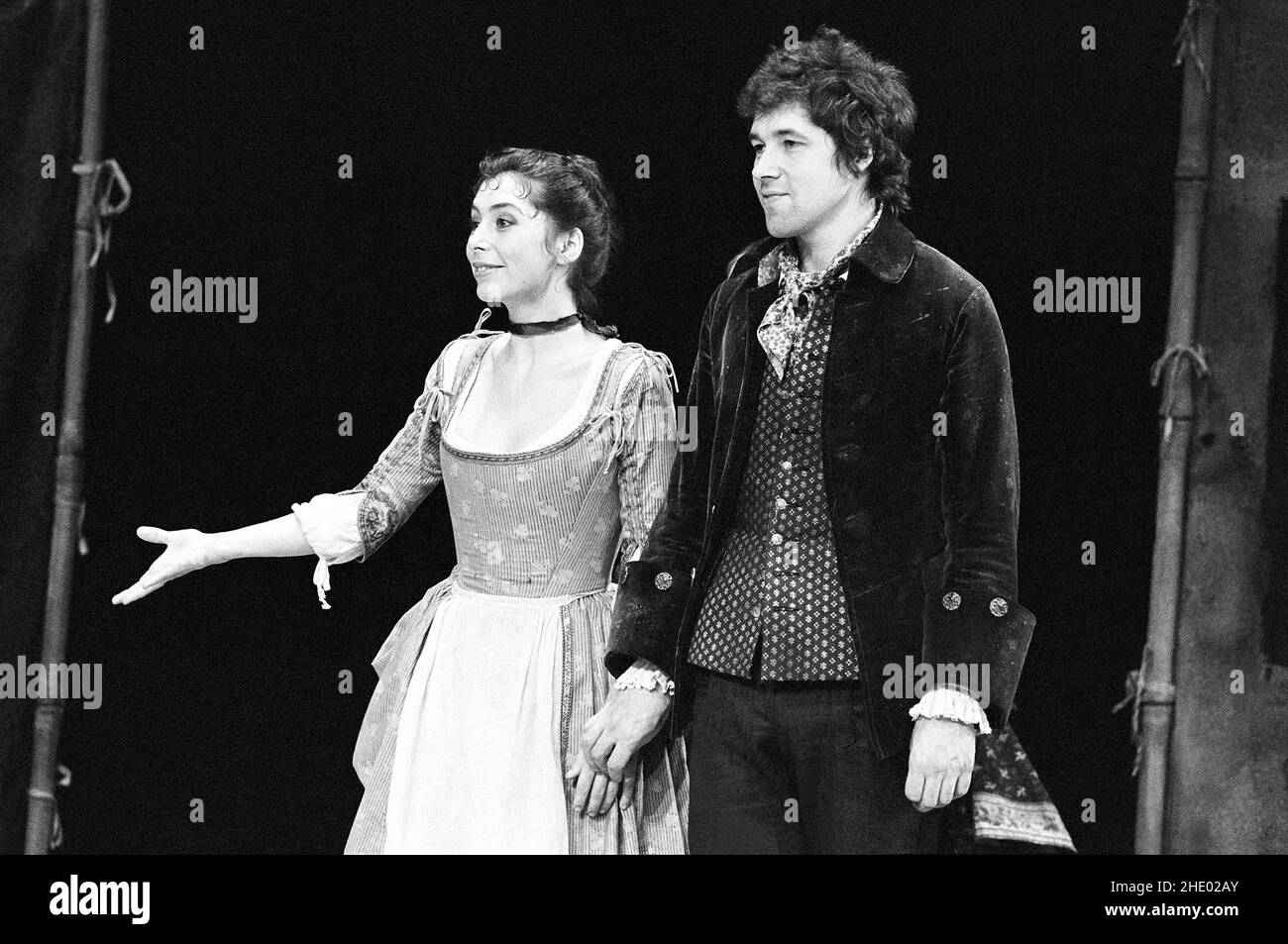 Jeananne Crowley (Gnese), Stephen Rea (Anzoletto) in il CAMPIELLO di Goldoni al Teatro Olivier, Teatro Nazionale (NT), Londra SE1 25/10/1976 versione inglese di Susanna Graham-Joyce & Bill Bryden Set design: Hayden Griffin Costumi: Deirdre Clancy Lighting: Rory Dempster coreografia: Romne Bill Grigoryden Bill Bryova Foto Stock