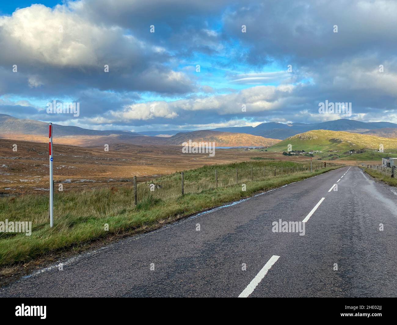 La strada da Ullapool a Drumrunie (A835) con le montagne di Assynt Coigach in lontananza. Questa strada fa parte del percorso panoramico NC500. Foto Stock