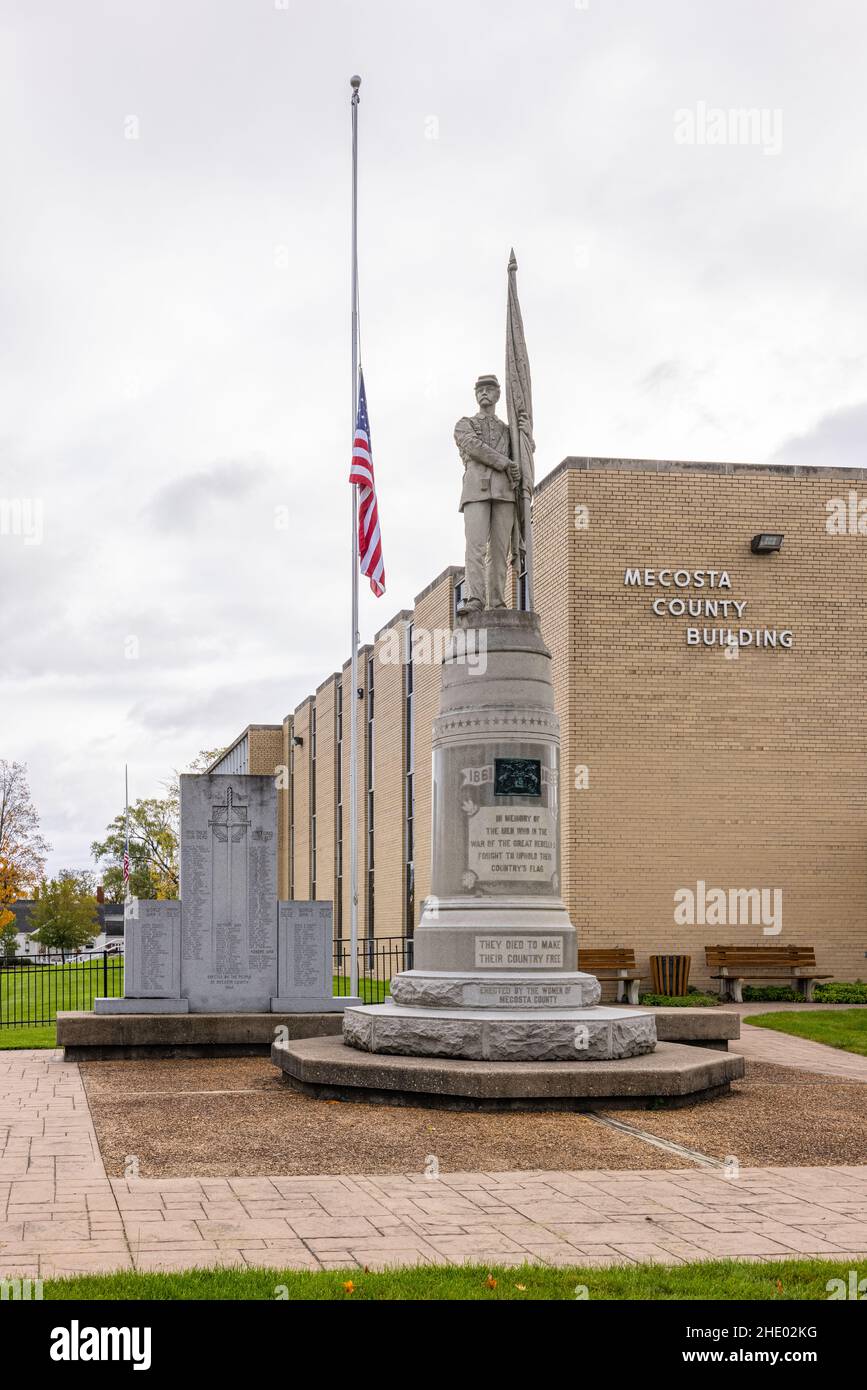 Big Rapids, Michigan, USA - 22 ottobre 2021: Il Mecosta County Building ed è il monumento della guerra civile Foto Stock