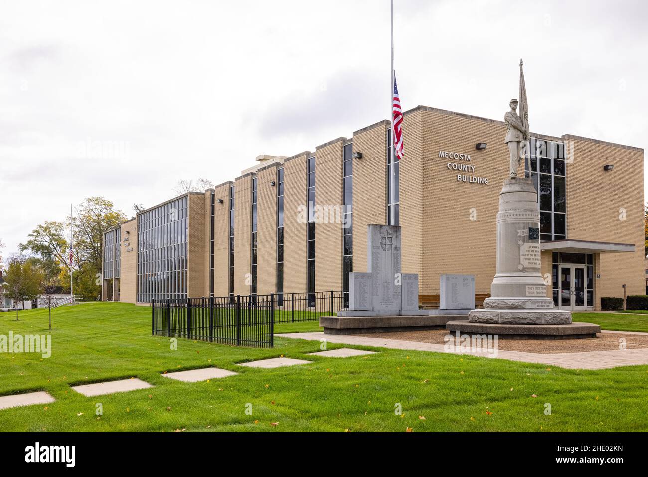 Big Rapids, Michigan, USA - 22 ottobre 2021: Il Mecosta County Building ed è il monumento della guerra civile Foto Stock