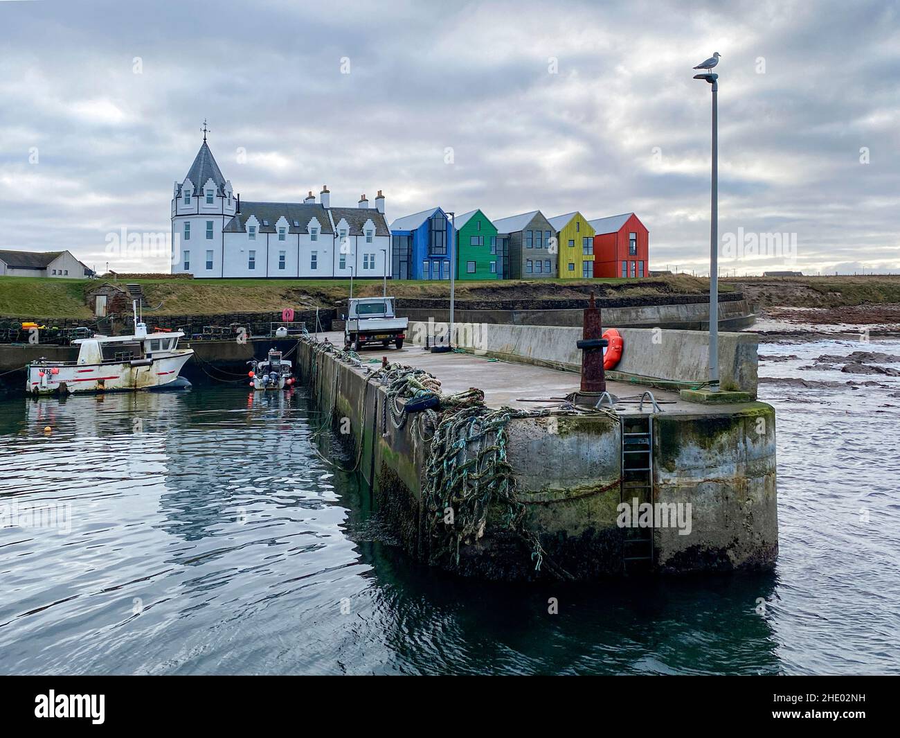 John o' Groat's House (ora un hotel) a John o'Groats in Caithness, sulla costa settentrionale della Scozia. John o' Groats si trova sul Northeaster della Gran Bretagna Foto Stock