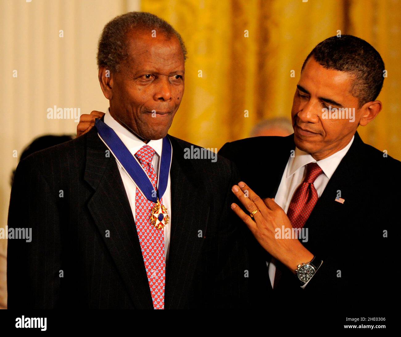 Washington, DC - 12 agosto 2009 -- il presidente degli Stati Uniti Barack Obama (R) presenta l'attore vincitore del premio dell'Accademia Sidney Poitier la medaglia di libertà 2009, il premio civile più alto dell'America, nella stanza orientale della Casa Bianca a Washington, DC, Stati Uniti il 12 agosto 2009. Credito: Mike Theiler/CNP Foto Stock