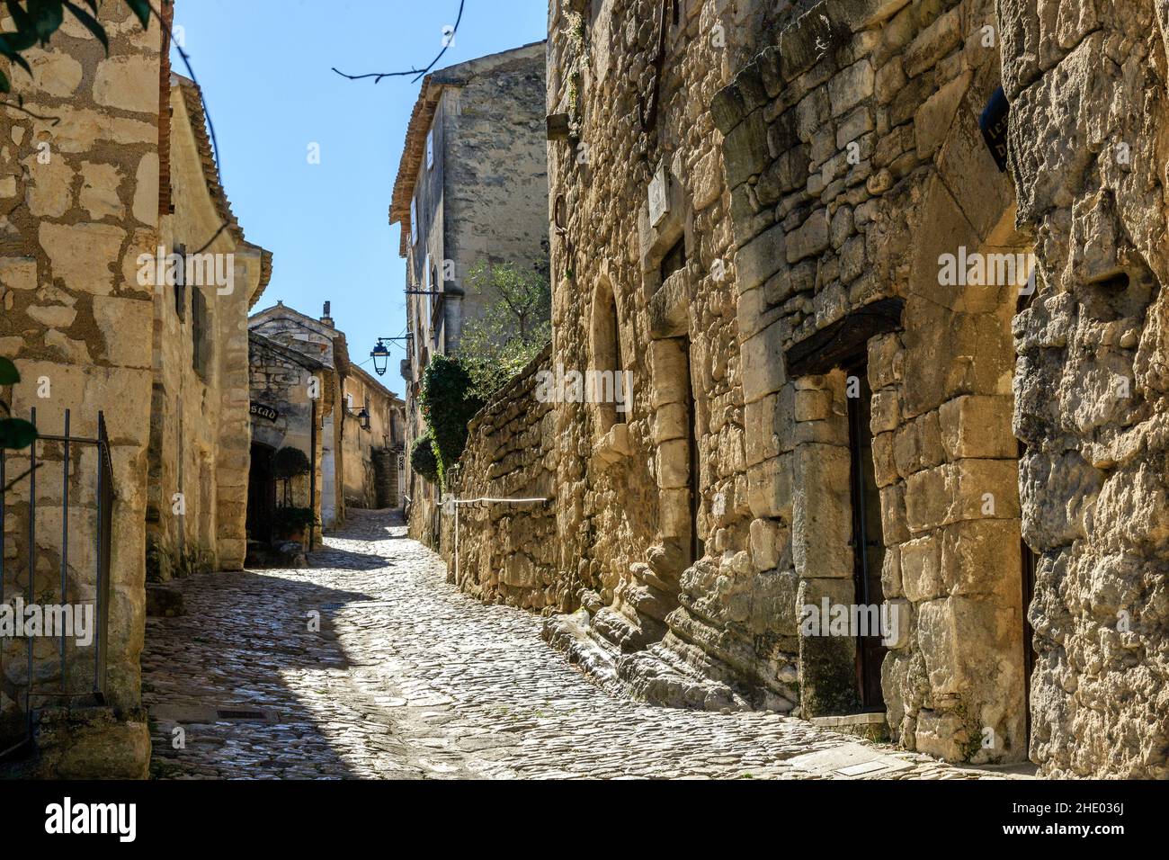 Francia, Vaucluse, Parc Naturel Regional du Luberon (Parco Naturale Regionale del Luberon), Lacoste, strada acciottolata che sale al castello // Francia, Foto Stock