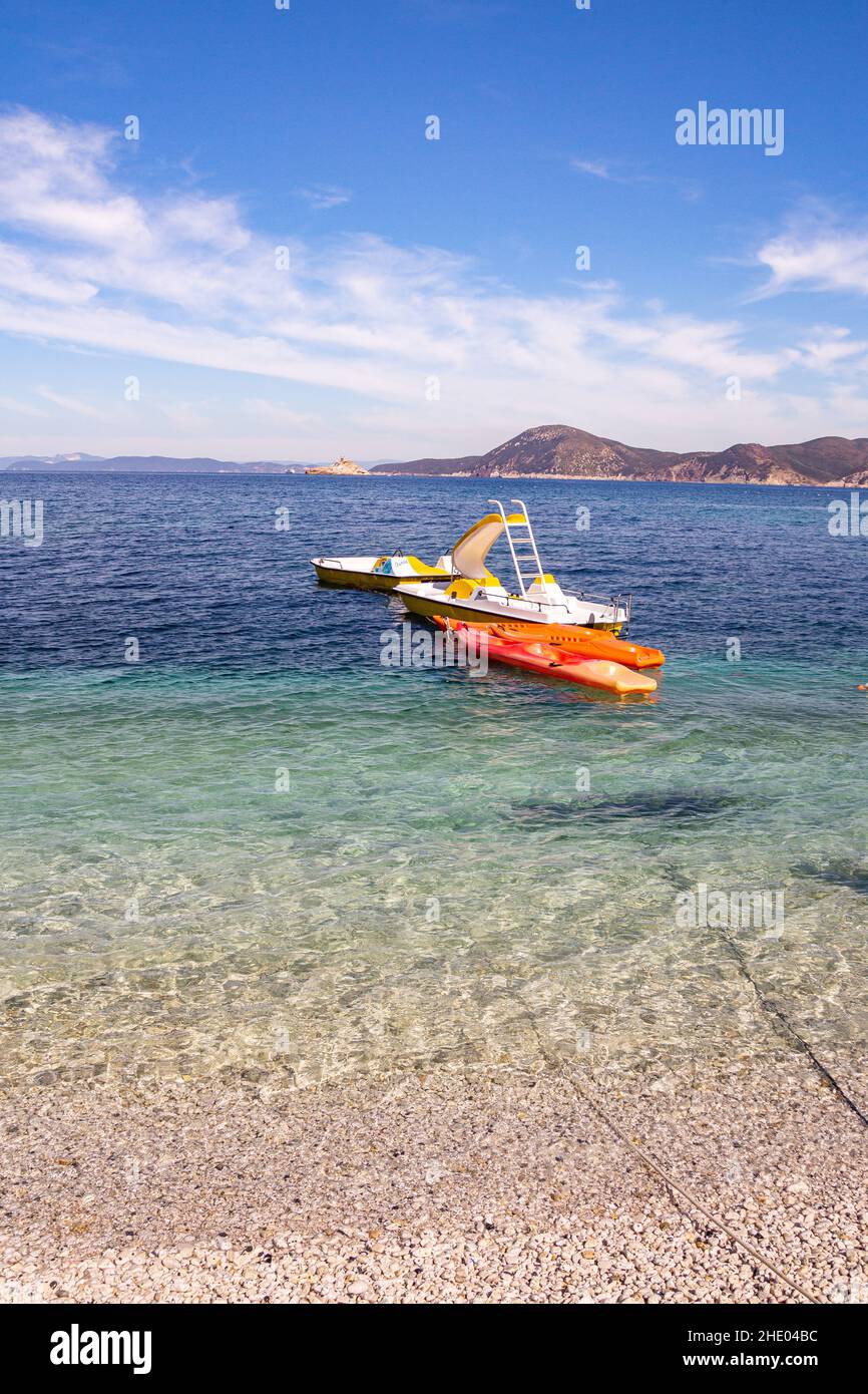 Pedalò e kayak nelle acque limpide della spiaggia di Padulella, Isola d'Elba, Italia Foto Stock