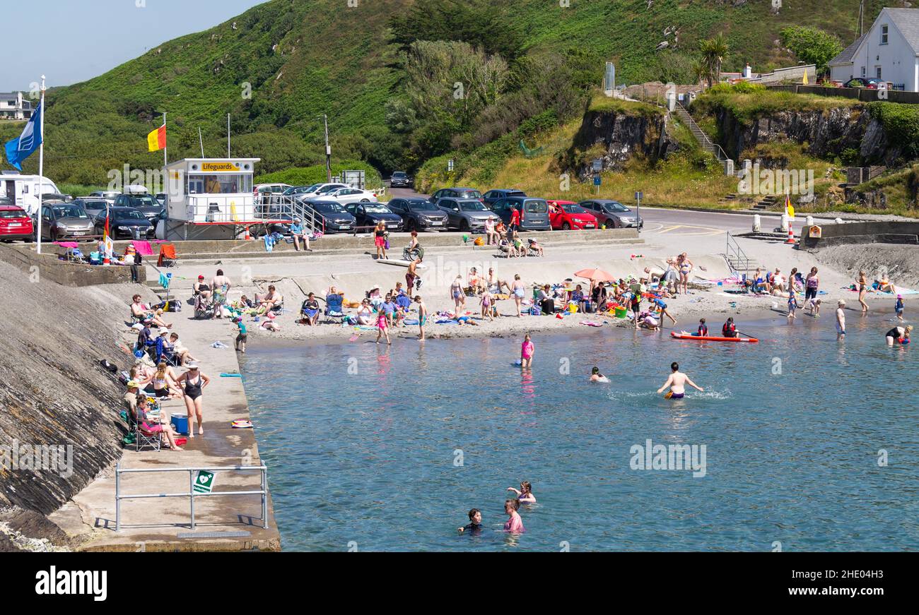 Folle godersi una vacanza al mare West Cork, Irlanda. Foto Stock
