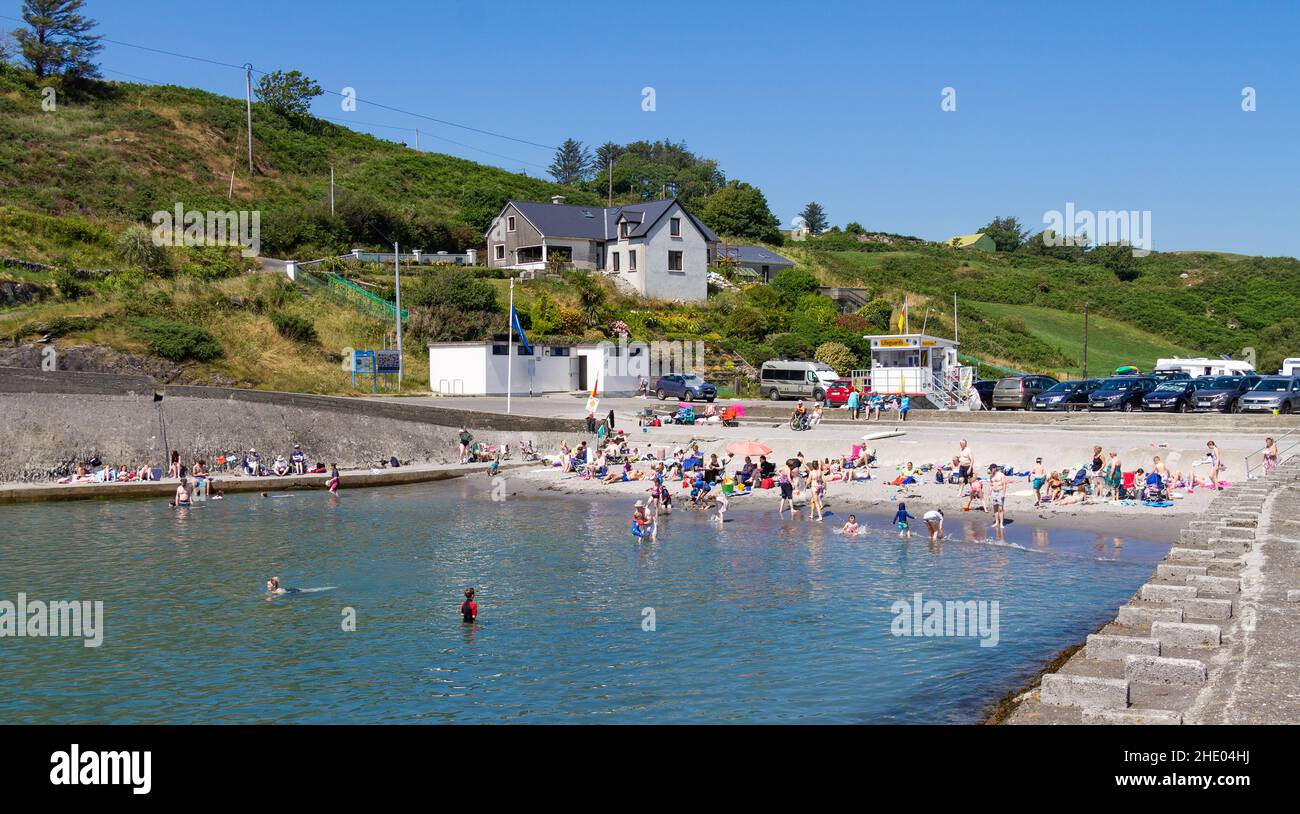 Folle godersi una vacanza al mare West Cork, Irlanda. Foto Stock