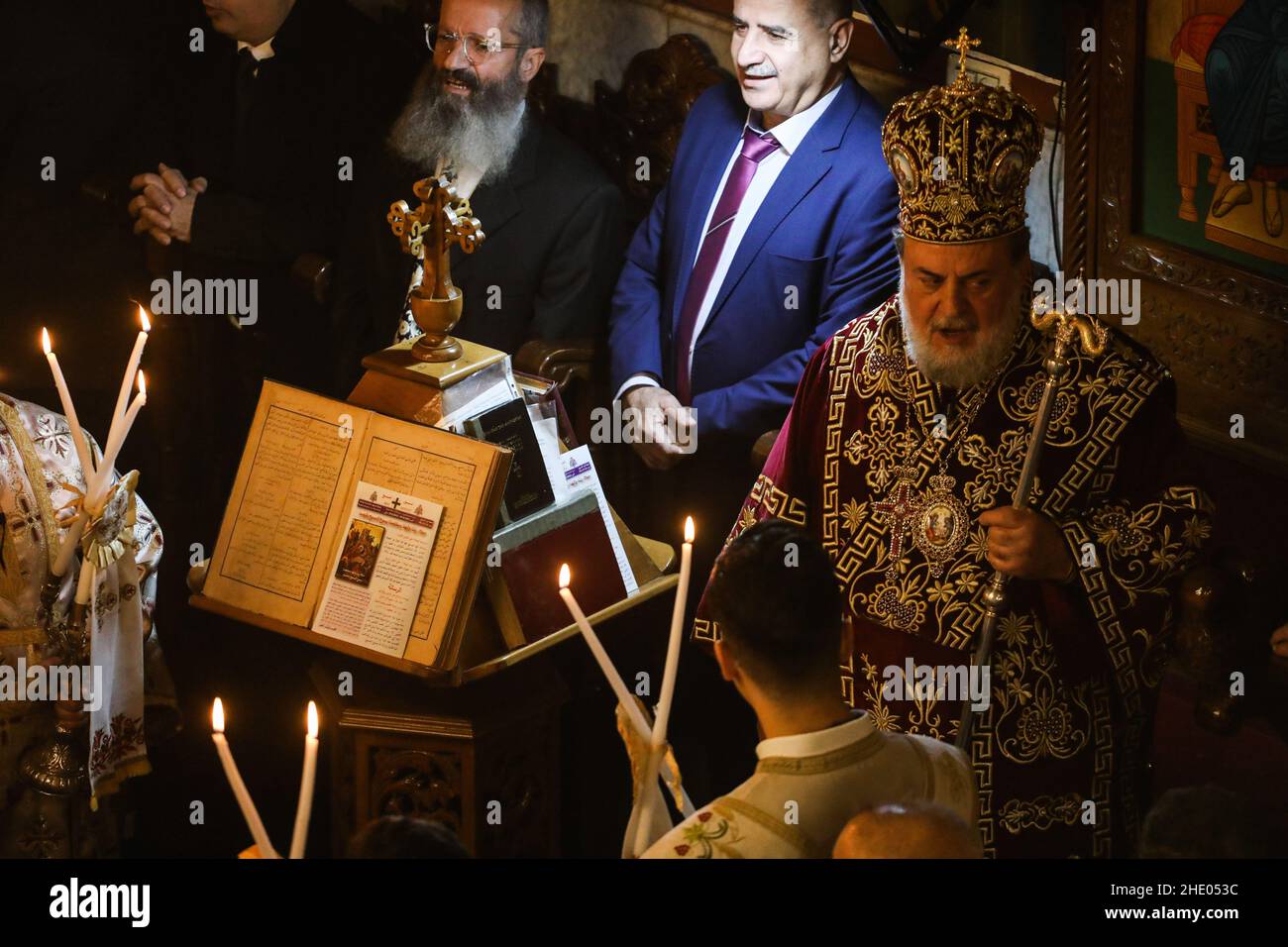 Un sacerdote conduce la messa alla chiesa greco-ortodossa di San Porphyrios. La maggior parte dei credenti ortodossi festeggia il Natale il 7 gennaio. Le chiese in Romania, Bulgaria, Cipro e Grecia lo segnano il 25 dicembre insieme ad altre denominazioni cristiane. Foto Stock