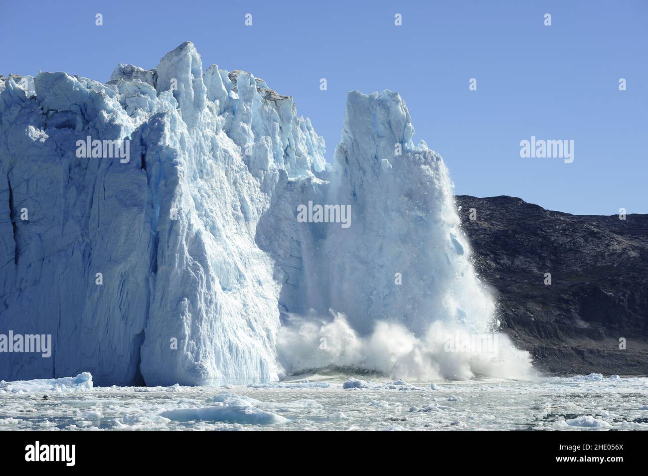 Sciogliendo il ghiacciaio, l'iceberg che cade in mare. Groenlandia nordoccidentale. Foto Stock
