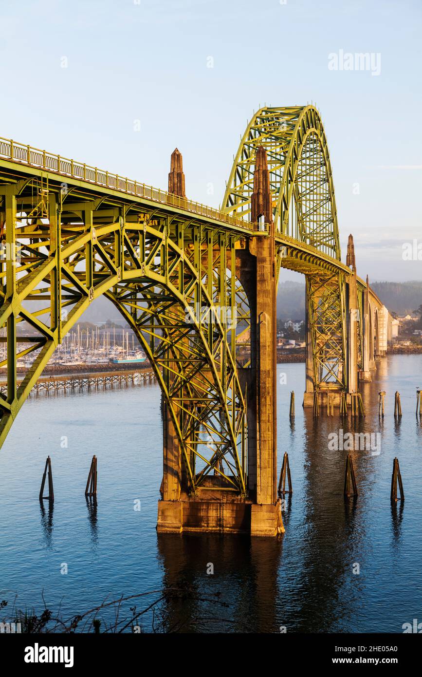 Yaquina Bay Bridge; arco bridge; attraversa Yaquina Bay a sud di Newport; Oregon; USA Foto Stock