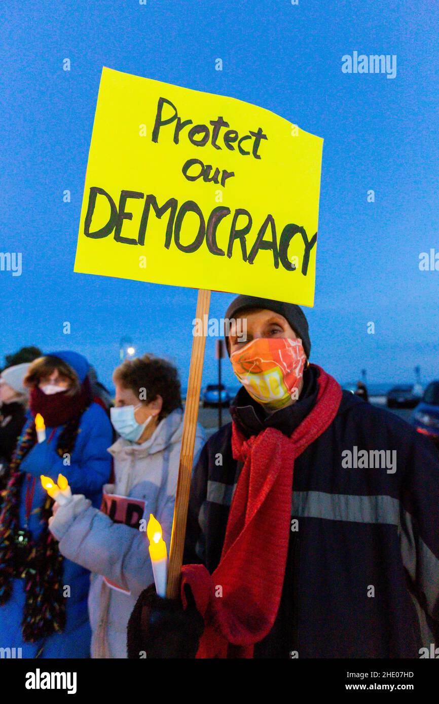 6 gennaio 2022. Nahant, ma. I residenti di North Shore hanno tenuto una veglia al Nahant Rotary per commemorare il primo anniversario dell'attacco contro gli Stati Uniti Foto Stock