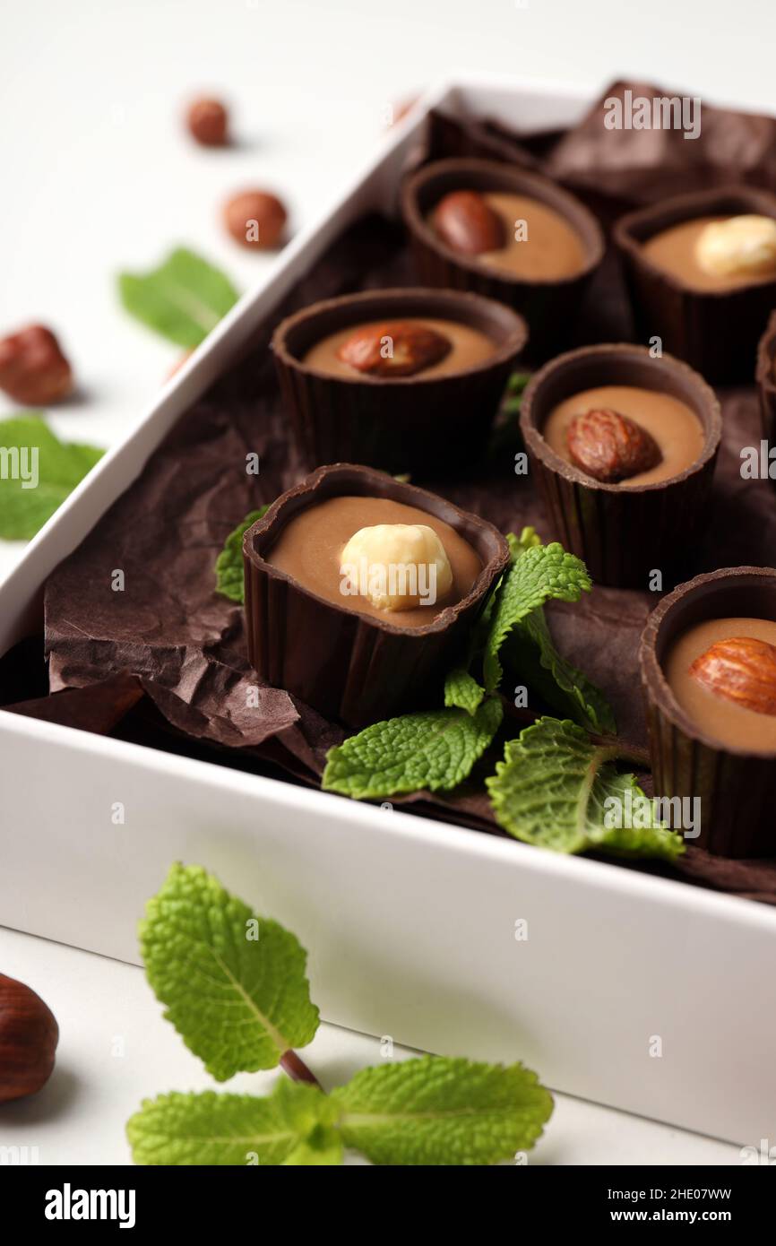 Concetto di dolci con caramelle al cioccolato su sfondo bianco Foto Stock