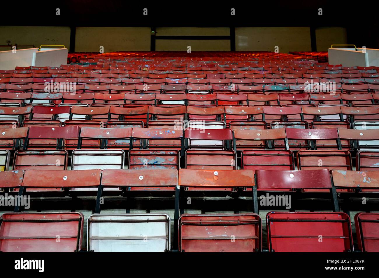 Una vista dei posti consumati negli stand prima della terza partita della Emirates fa Cup presso l'Energy Check County Ground di Swindon. Data foto: Venerdì 7 gennaio 2022. Foto Stock