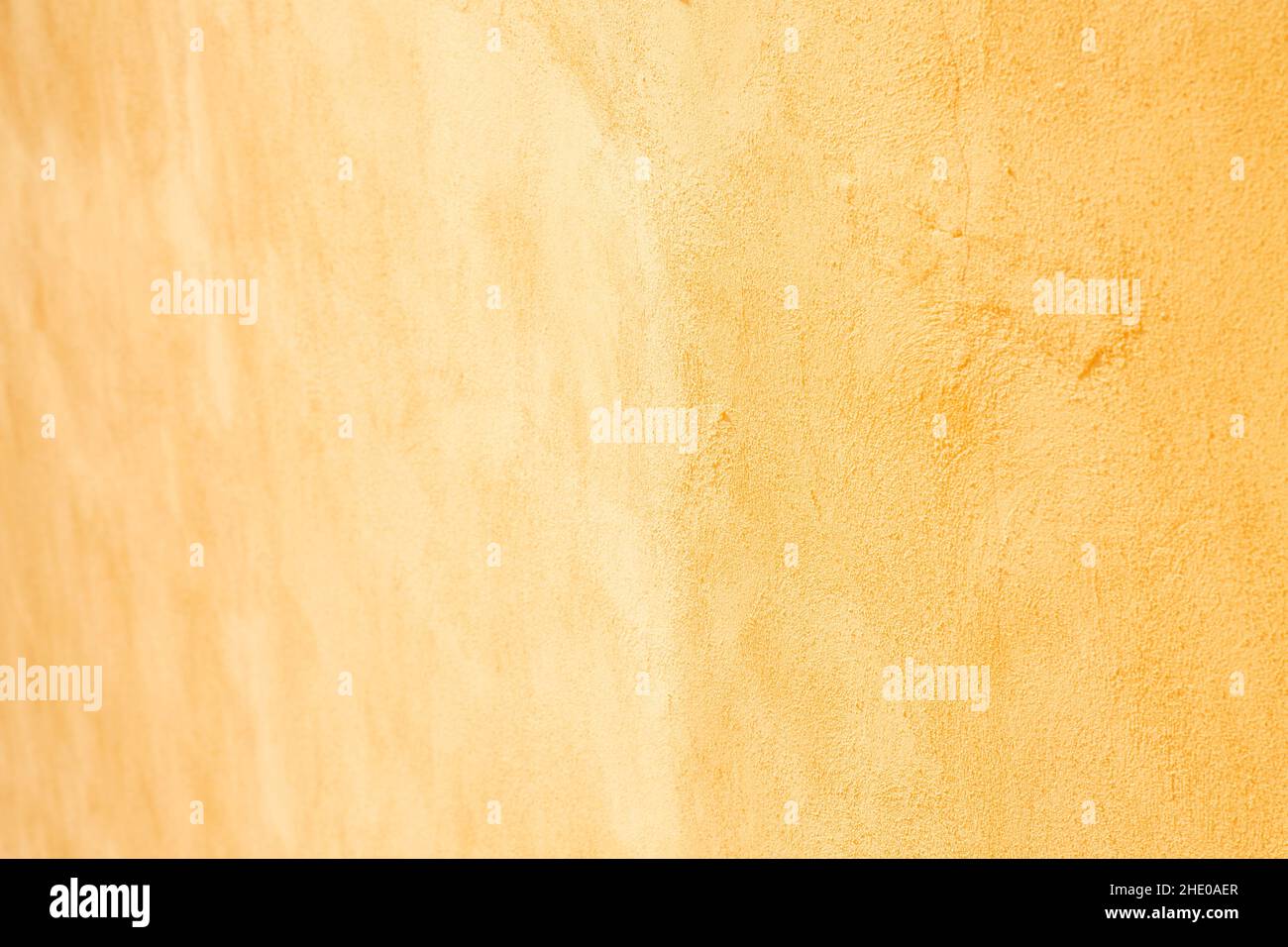 Intonaco da parete giallo chiaro pastello. Immagine di sfondo. Superficie in calcestruzzo con pannelli di colore chiaro. Foto con sfondo testurizzato. Vista dall'alto. Foto Stock