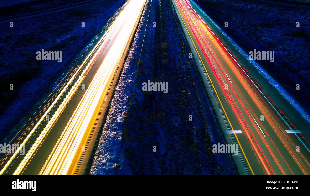 Percorsi leggeri nella notte d'inverno Foto Stock