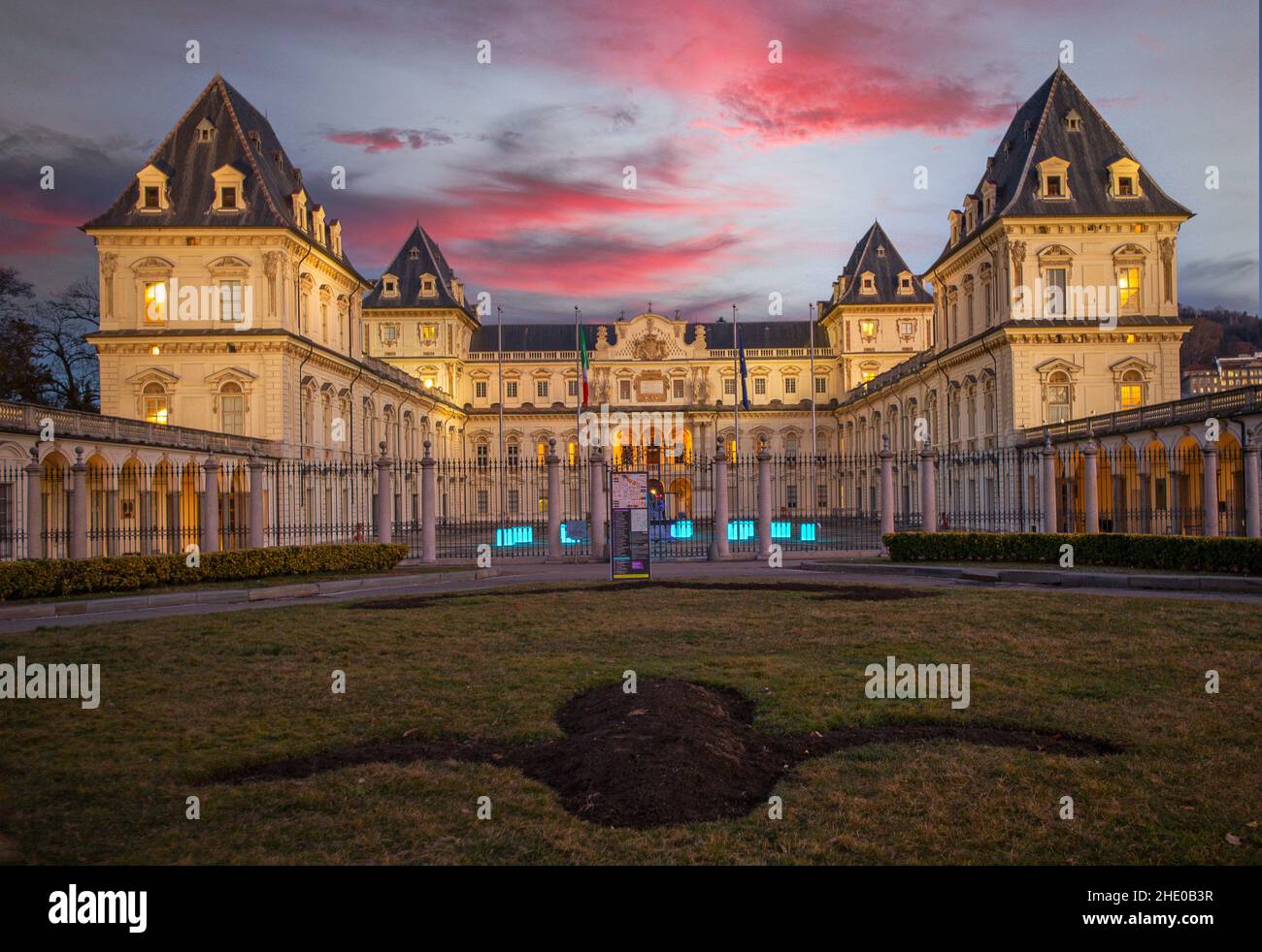 Italia Piemonte Torino Parco del Valentino - Castello del Valentino - Savoy Residence -impianti luci D'artista - titolo luci in cattedra - creato dagli studenti del Politecnico Foto Stock