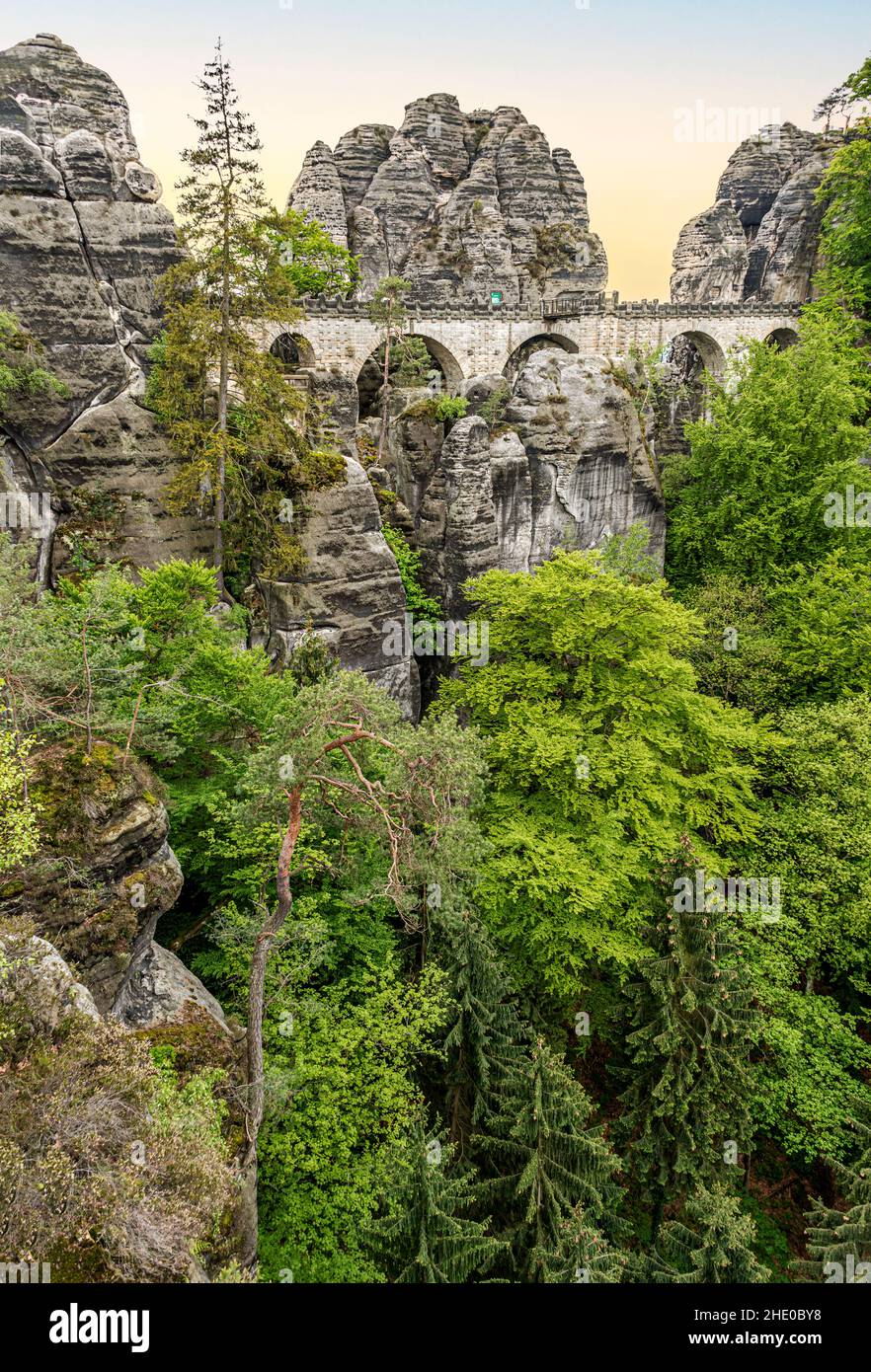 Formazione di roccia di Bastei in estate, Sassonia Svizzera, Sassonia, Germania orientale Foto Stock