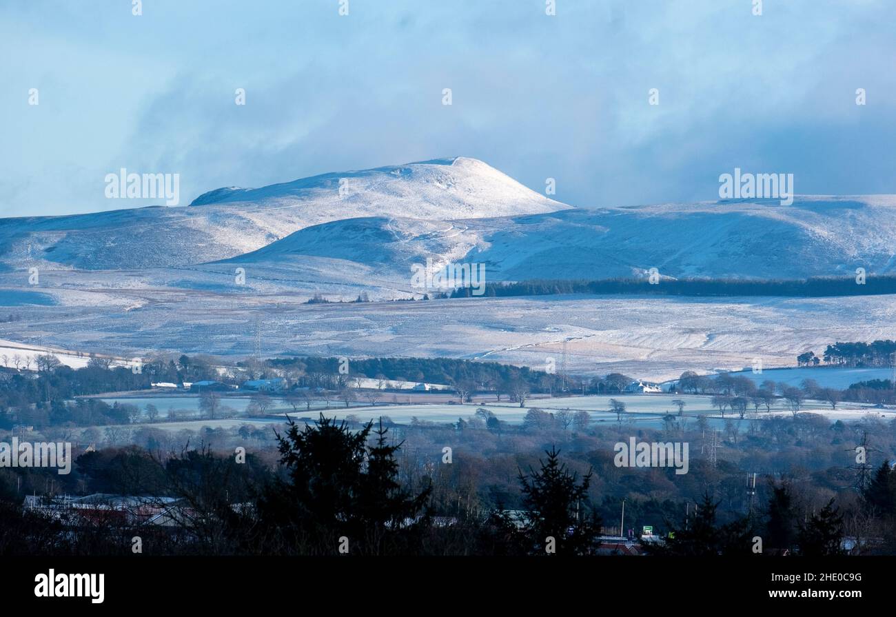Le colline coperte di neve di Pentland viste da West Lothian, Scozia Foto Stock