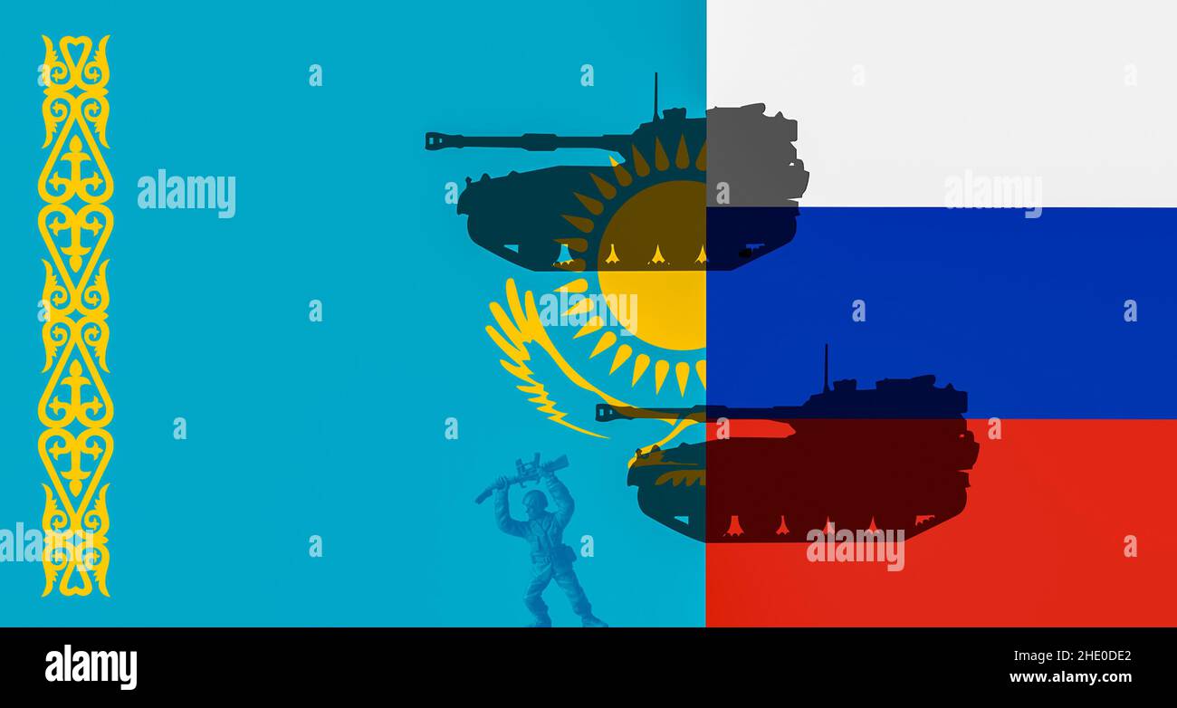 Bandiera del Kazakistan (a sinistra) con bandiera russa con carri armati in anticipo e soldato sopraricato. Conflitto, Russia, militari, carri armati, invasione... concetto Foto Stock