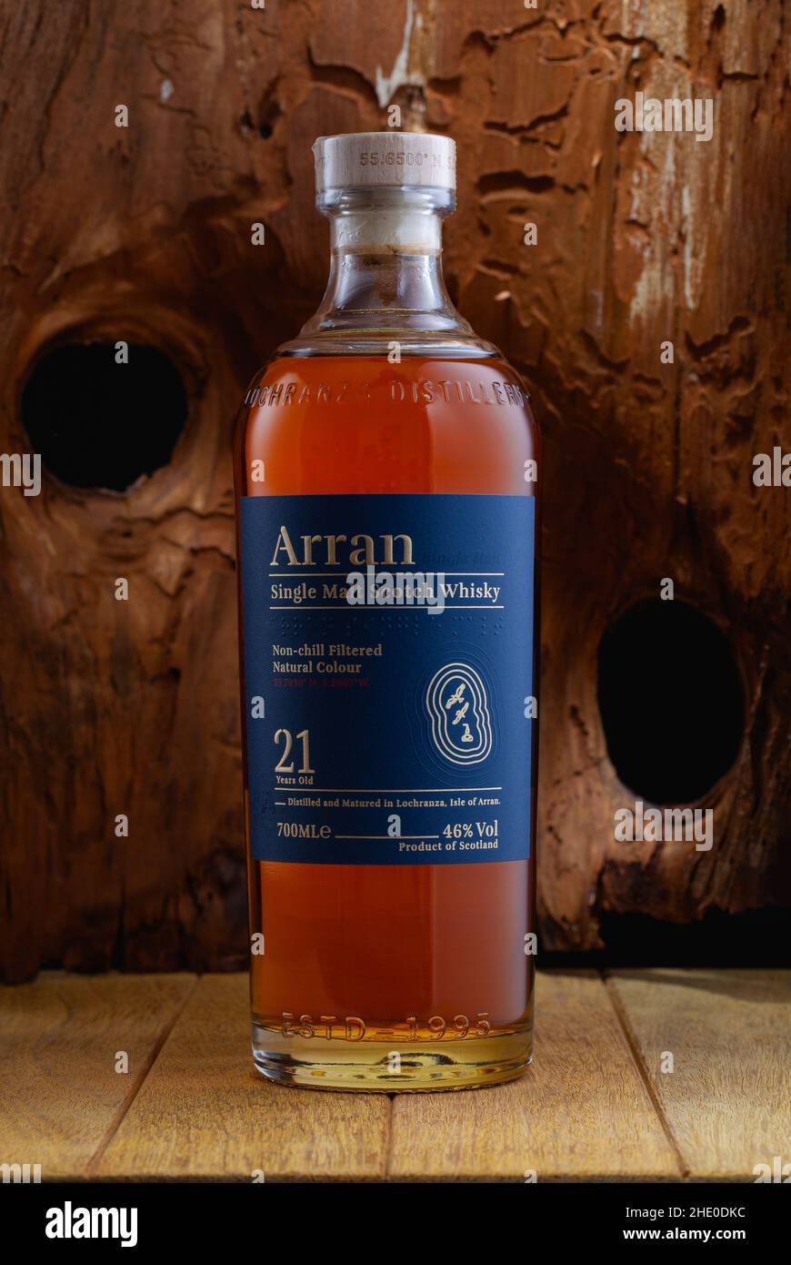 Praga,Repubblica Ceca-1 Novembre,2021: Arran Single Malt Scotch Whisky nel vecchio tronco di albero.la distilleria di Arran è una distilleria di whisky a Lochranza, S. Foto Stock