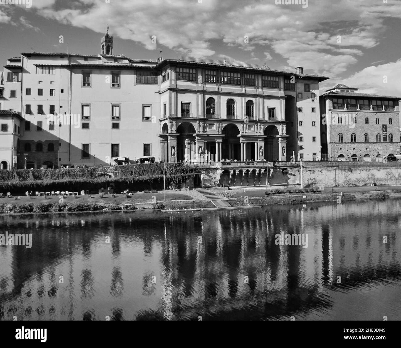 Edifici storici sulla baia del fiume a Firenze Foto Stock