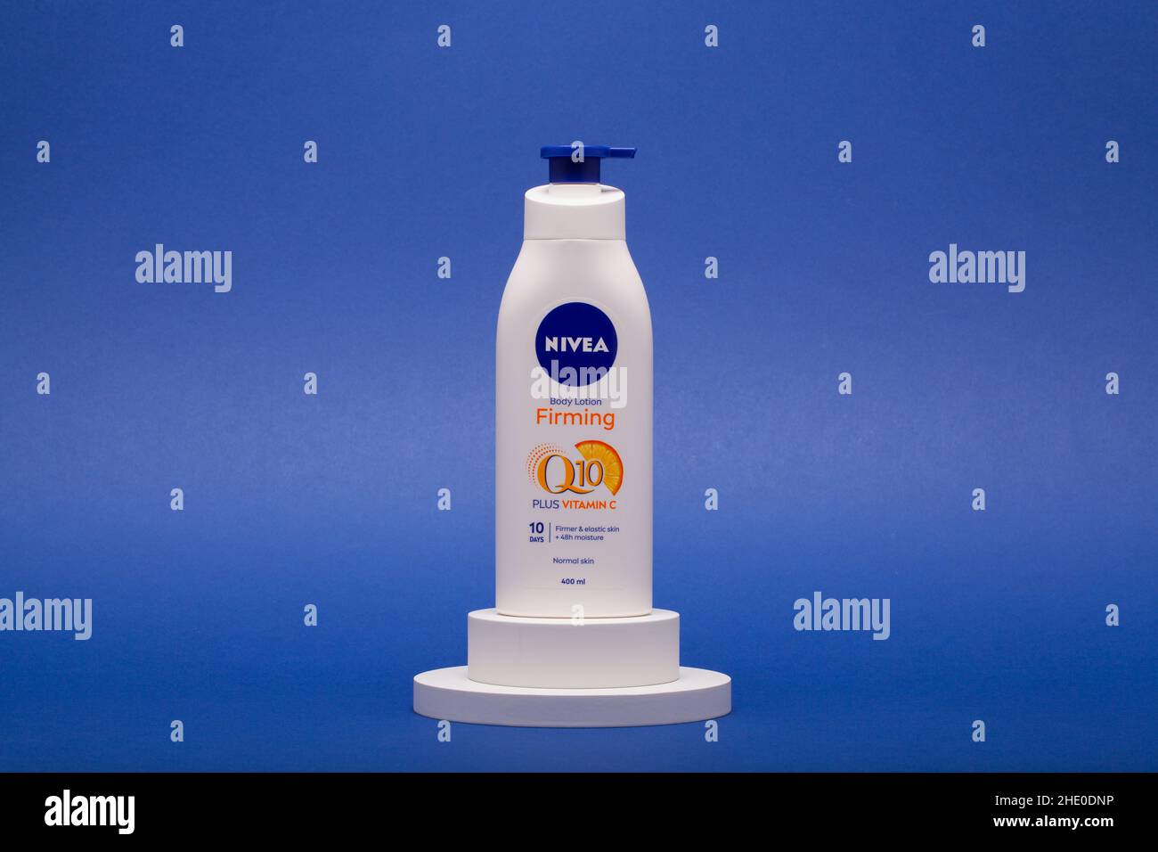 Praga,Repubblica Ceca - 12 Novembre,2021: NIVEA Q10 Body Lotion Firming isolato su sfondo blu. Marchio NIVEA di proprietà della società tedesca Beier Foto Stock