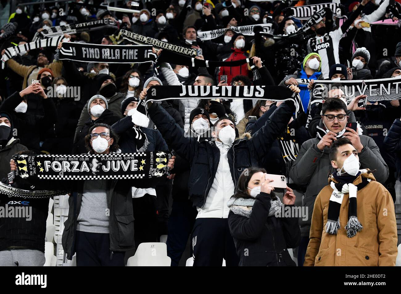 Torino, Italia. 06 gennaio 2022. I fan della Juventus FC mostrano il loro sostegno prima della serie A partita di calcio tra la Juventus FC e la SSC Napoli. Credit: Nicolò campo/Alamy Live News Foto Stock