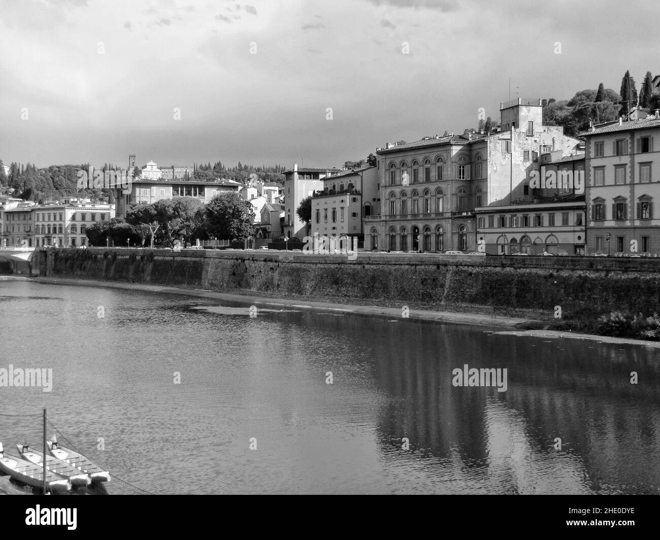 Gli edifici storici di Firenze in Italia su una baia fluviale Foto Stock